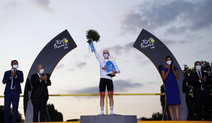 Sam Bennett se ha llevado este domingo en París la 21ª y última etapa del Tour de Francia 2020, en una jornada en la que se entregó el triunfo en la general al joven Tadej Pogacar.
