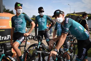 Sam Bennett se ha llevado este domingo en París la 21ª y última etapa del Tour de Francia 2020, en una jornada en la que se entregó el triunfo en la general al joven Tadej Pogacar.