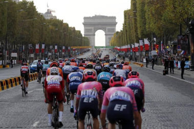 Sam Bennett se ha llevado este domingo en París la 21ª y última etapa del Tour de Francia 2020, en una jornada en la que se entregó el triunfo en la general al joven Tadej Pogacar.