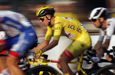 Sam Bennett se ha llevado este domingo en París la 21ª y última etapa del Tour de Francia 2020, en una jornada en la que se entregó el triunfo en la general al joven Tadej Pogacar.
