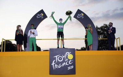 Sam Bennett se ha llevado este domingo en París la 21ª y última etapa del Tour de Francia 2020, en una jornada en la que se entregó el triunfo en la general al joven Tadej Pogacar.