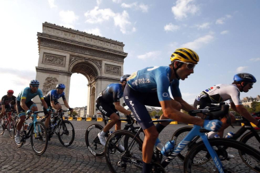 Sam Bennett se ha llevado este domingo en París la 21ª y última etapa del Tour de Francia 2020, en una jornada en la que se entregó el triunfo en la general al joven Tadej Pogacar.