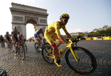 Sam Bennett se ha llevado este domingo en París la 21ª y última etapa del Tour de Francia 2020, en una jornada en la que se entregó el triunfo en la general al joven Tadej Pogacar.