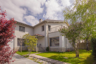 Se vende exclusivo unifamiliar con piscina y jardín para ti y tu familia