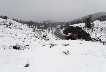 El temporal de frío y lluvia que afecta estos días a Navarra ha traído la primera nevada del otoño al puerto de Belagua.