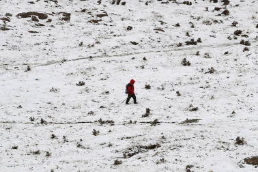 El temporal de frío y lluvia que afecta estos días a Navarra ha traído la primera nevada del otoño al puerto de Belagua.