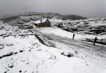 El temporal de frío y lluvia que afecta estos días a Navarra ha traído la primera nevada del otoño al puerto de Belagua.