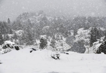 El temporal de frío y lluvia que afecta estos días a Navarra ha traído la primera nevada del otoño al puerto de Belagua.