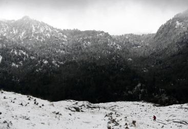 El temporal de frío y lluvia que afecta estos días a Navarra ha traído la primera nevada del otoño al puerto de Belagua.