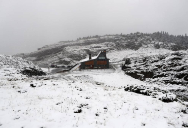 El temporal de frío y lluvia que afecta estos días a Navarra ha traído la primera nevada del otoño al puerto de Belagua.