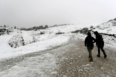 El temporal de frío y lluvia que afecta estos días a Navarra ha traído la primera nevada del otoño al puerto de Belagua.
