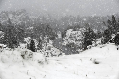El temporal de frío y lluvia que afecta estos días a Navarra ha traído la primera nevada del otoño al puerto de Belagua.