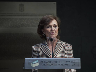 La vicepresidenta primera del Gobierno, Carmen Calvo, ha participado en la entrega de declaraciones de reparación y reconocimiento personal a 20 víctimas de la represión del franquismo en Navarra llevada a cabo en el Parlamento foral.
