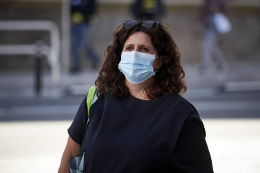 La vicepresidenta primera del Gobierno, Carmen Calvo, ha participado en la entrega de declaraciones de reparación y reconocimiento personal a 20 víctimas de la represión del franquismo en Navarra llevada a cabo en el Parlamento foral.