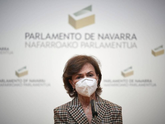 La vicepresidenta primera del Gobierno, Carmen Calvo, ha participado en la entrega de declaraciones de reparación y reconocimiento personal a 20 víctimas de la represión del franquismo en Navarra llevada a cabo en el Parlamento foral.