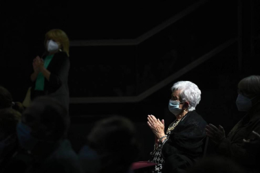 La vicepresidenta primera del Gobierno, Carmen Calvo, ha participado en la entrega de declaraciones de reparación y reconocimiento personal a 20 víctimas de la represión del franquismo en Navarra llevada a cabo en el Parlamento foral.