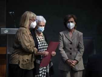 La vicepresidenta primera del Gobierno, Carmen Calvo, ha participado en la entrega de declaraciones de reparación y reconocimiento personal a 20 víctimas de la represión del franquismo en Navarra llevada a cabo en el Parlamento foral.