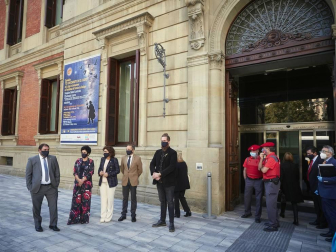 La vicepresidenta primera del Gobierno, Carmen Calvo, ha participado en la entrega de declaraciones de reparación y reconocimiento personal a 20 víctimas de la represión del franquismo en Navarra llevada a cabo en el Parlamento foral.