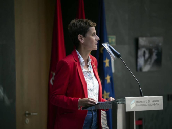 La vicepresidenta primera del Gobierno, Carmen Calvo, ha participado en la entrega de declaraciones de reparación y reconocimiento personal a 20 víctimas de la represión del franquismo en Navarra llevada a cabo en el Parlamento foral.