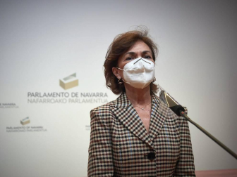 La vicepresidenta primera del Gobierno, Carmen Calvo, ha participado en la entrega de declaraciones de reparación y reconocimiento personal a 20 víctimas de la represión del franquismo en Navarra llevada a cabo en el Parlamento foral.