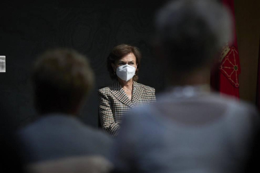 La vicepresidenta primera del Gobierno, Carmen Calvo, ha participado en la entrega de declaraciones de reparación y reconocimiento personal a 20 víctimas de la represión del franquismo en Navarra llevada a cabo en el Parlamento foral.