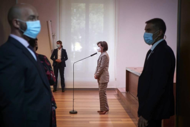 La vicepresidenta primera del Gobierno, Carmen Calvo, ha participado en la entrega de declaraciones de reparación y reconocimiento personal a 20 víctimas de la represión del franquismo en Navarra llevada a cabo en el Parlamento foral.