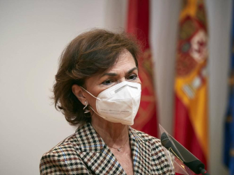La vicepresidenta primera del Gobierno, Carmen Calvo, ha participado en la entrega de declaraciones de reparación y reconocimiento personal a 20 víctimas de la represión del franquismo en Navarra llevada a cabo en el Parlamento foral.