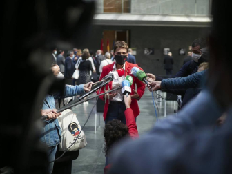 La vicepresidenta primera del Gobierno, Carmen Calvo, ha participado en la entrega de declaraciones de reparación y reconocimiento personal a 20 víctimas de la represión del franquismo en Navarra llevada a cabo en el Parlamento foral.