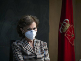 La vicepresidenta primera del Gobierno, Carmen Calvo, ha participado en la entrega de declaraciones de reparación y reconocimiento personal a 20 víctimas de la represión del franquismo en Navarra llevada a cabo en el Parlamento foral.