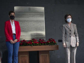 La vicepresidenta primera del Gobierno, Carmen Calvo, ha participado en la entrega de declaraciones de reparación y reconocimiento personal a 20 víctimas de la represión del franquismo en Navarra llevada a cabo en el Parlamento foral.