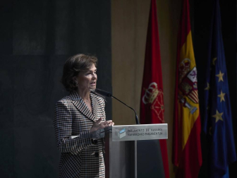 La vicepresidenta primera del Gobierno, Carmen Calvo, ha participado en la entrega de declaraciones de reparación y reconocimiento personal a 20 víctimas de la represión del franquismo en Navarra llevada a cabo en el Parlamento foral.