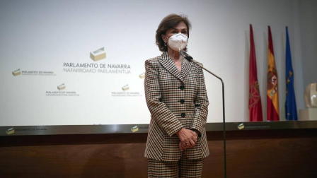 La vicepresidenta primera del Gobierno, Carmen Calvo, ha participado en la entrega de declaraciones de reparación y reconocimiento personal a 20 víctimas de la represión del franquismo en Navarra llevada a cabo en el Parlamento foral.