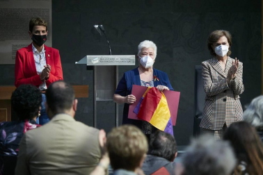 La vicepresidenta primera del Gobierno, Carmen Calvo, ha participado en la entrega de declaraciones de reparación y reconocimiento personal a 20 víctimas de la represión del franquismo en Navarra llevada a cabo en el Parlamento foral.