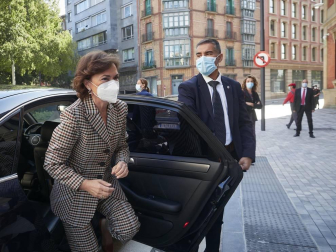 La vicepresidenta primera del Gobierno, Carmen Calvo, ha participado en la entrega de declaraciones de reparación y reconocimiento personal a 20 víctimas de la represión del franquismo en Navarra llevada a cabo en el Parlamento foral.