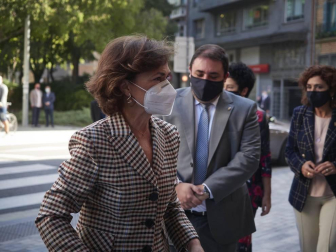 La vicepresidenta primera del Gobierno, Carmen Calvo, ha participado en la entrega de declaraciones de reparación y reconocimiento personal a 20 víctimas de la represión del franquismo en Navarra llevada a cabo en el Parlamento foral.