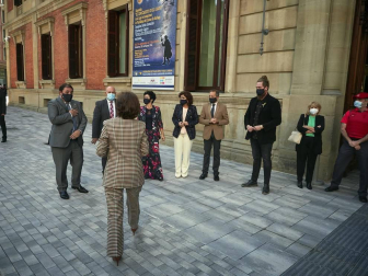 La vicepresidenta primera del Gobierno, Carmen Calvo, ha participado en la entrega de declaraciones de reparación y reconocimiento personal a 20 víctimas de la represión del franquismo en Navarra llevada a cabo en el Parlamento foral.