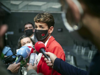 La vicepresidenta primera del Gobierno, Carmen Calvo, ha participado en la entrega de declaraciones de reparación y reconocimiento personal a 20 víctimas de la represión del franquismo en Navarra llevada a cabo en el Parlamento foral.