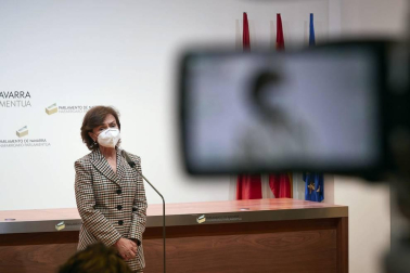 La vicepresidenta primera del Gobierno, Carmen Calvo, ha participado en la entrega de declaraciones de reparación y reconocimiento personal a 20 víctimas de la represión del franquismo en Navarra llevada a cabo en el Parlamento foral.