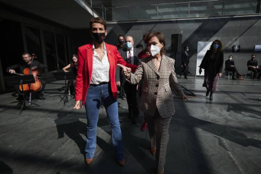 La vicepresidenta primera del Gobierno, Carmen Calvo, ha participado en la entrega de declaraciones de reparación y reconocimiento personal a 20 víctimas de la represión del franquismo en Navarra llevada a cabo en el Parlamento foral.