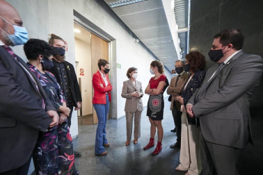 La vicepresidenta primera del Gobierno, Carmen Calvo, ha participado en la entrega de declaraciones de reparación y reconocimiento personal a 20 víctimas de la represión del franquismo en Navarra llevada a cabo en el Parlamento foral.