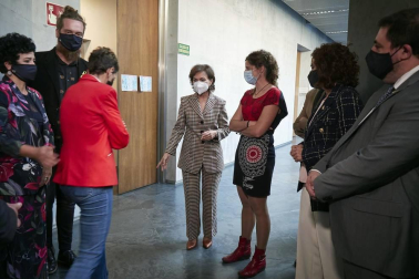 La vicepresidenta primera del Gobierno, Carmen Calvo, ha participado en la entrega de declaraciones de reparación y reconocimiento personal a 20 víctimas de la represión del franquismo en Navarra llevada a cabo en el Parlamento foral.