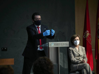 La vicepresidenta primera del Gobierno, Carmen Calvo, ha participado en la entrega de declaraciones de reparación y reconocimiento personal a 20 víctimas de la represión del franquismo en Navarra llevada a cabo en el Parlamento foral.