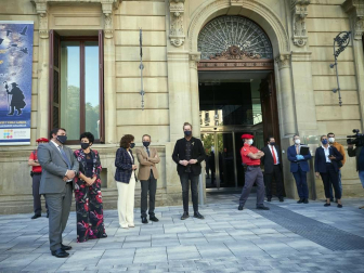 La vicepresidenta primera del Gobierno, Carmen Calvo, ha participado en la entrega de declaraciones de reparación y reconocimiento personal a 20 víctimas de la represión del franquismo en Navarra llevada a cabo en el Parlamento foral.