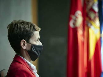 La vicepresidenta primera del Gobierno, Carmen Calvo, ha participado en la entrega de declaraciones de reparación y reconocimiento personal a 20 víctimas de la represión del franquismo en Navarra llevada a cabo en el Parlamento foral.