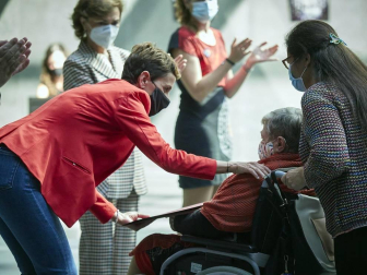 La vicepresidenta primera del Gobierno, Carmen Calvo, ha participado en la entrega de declaraciones de reparación y reconocimiento personal a 20 víctimas de la represión del franquismo en Navarra llevada a cabo en el Parlamento foral.
