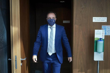 La vicepresidenta primera del Gobierno, Carmen Calvo, ha participado en la entrega de declaraciones de reparación y reconocimiento personal a 20 víctimas de la represión del franquismo en Navarra llevada a cabo en el Parlamento foral.