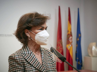 La vicepresidenta primera del Gobierno, Carmen Calvo, ha participado en la entrega de declaraciones de reparación y reconocimiento personal a 20 víctimas de la represión del franquismo en Navarra llevada a cabo en el Parlamento foral.