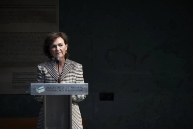 La vicepresidenta primera del Gobierno, Carmen Calvo, ha participado en la entrega de declaraciones de reparación y reconocimiento personal a 20 víctimas de la represión del franquismo en Navarra llevada a cabo en el Parlamento foral.