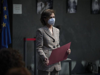 La vicepresidenta primera del Gobierno, Carmen Calvo, ha participado en la entrega de declaraciones de reparación y reconocimiento personal a 20 víctimas de la represión del franquismo en Navarra llevada a cabo en el Parlamento foral.