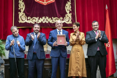Acto institucional de celebración del Día de Navarra, en el que la presidenta María Chivite ha entregado la Medalla de Oro de la comunidad a la asociación de daño cerebral ADACEN.